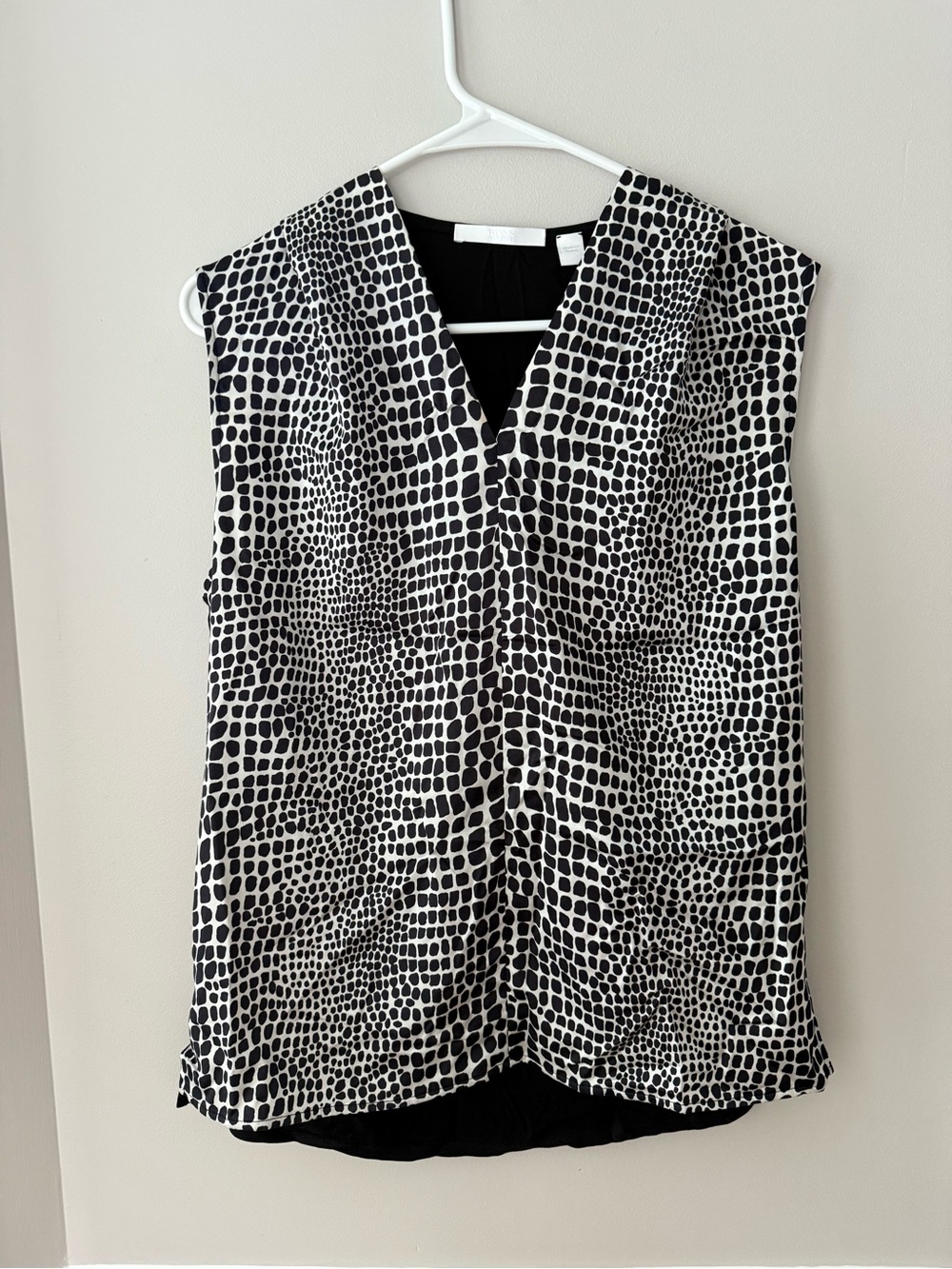 Hugo Boss Women’s Black & White Patterned V-Neck Sleeveless Top Blouse Size M